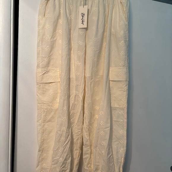 Blue Velvet cream eyelet cargo joggers - Picture 1 of 2